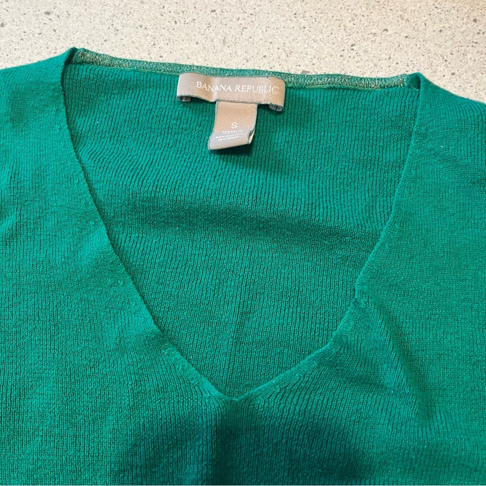 Banana Republic Cropped Green V-Neck Sweater - Picture 5 of 6